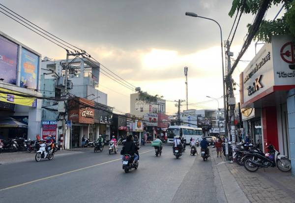 Con đường Võ Văn Ngân, Thủ Đức, điểm đến mua sắm quần áo và phụ kiện sầm uất tại Sài Gòn