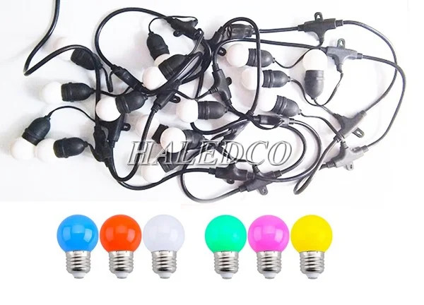 Dãy đèn trần bóng tròn nhiều màu sắc mang lại không khí vui tươi, độc đáo cho shop quần áo