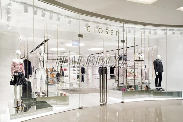 Đèn trần LED chất lượng cao đảm bảo hiệu quả chiếu sáng và thẩm mỹ cho shop quần áo