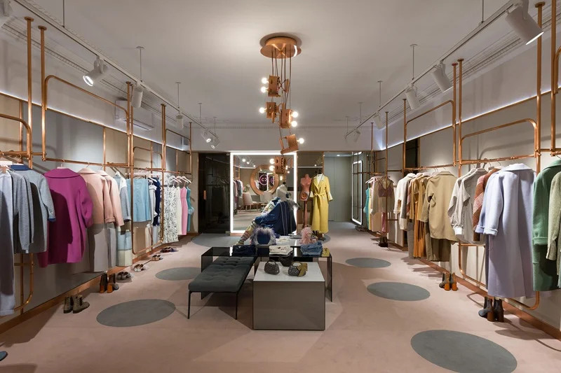 Đèn trần rọi ray và đèn âm trần chiếu sáng tổng thể không gian shop quần áo hiện đại