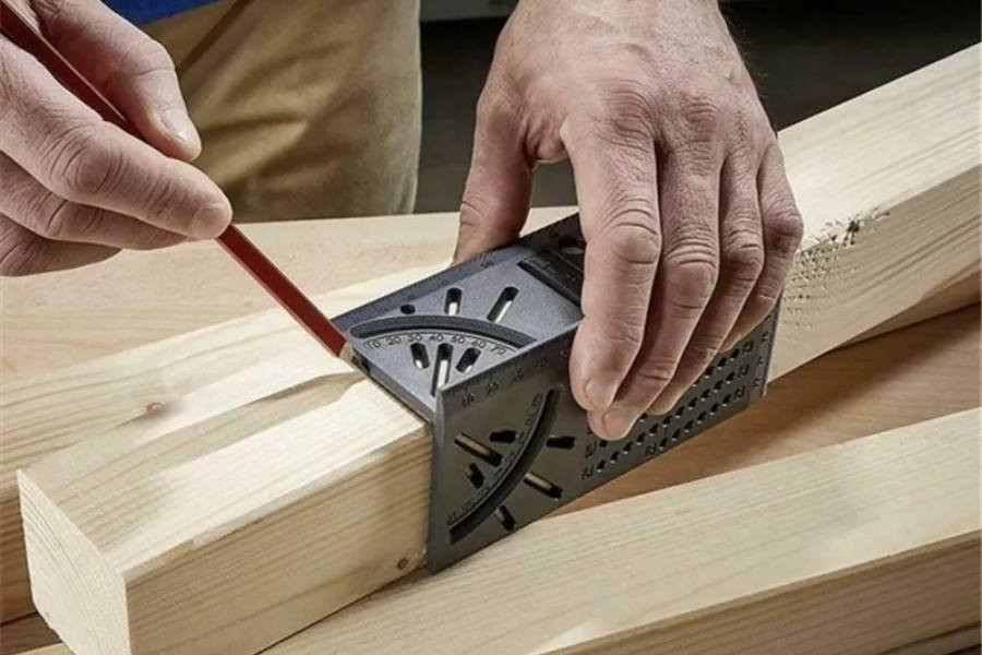 Đo đạc chính xác từng chi tiết gỗ theo bản vẽ thiết kế để đóng tủ quần áo