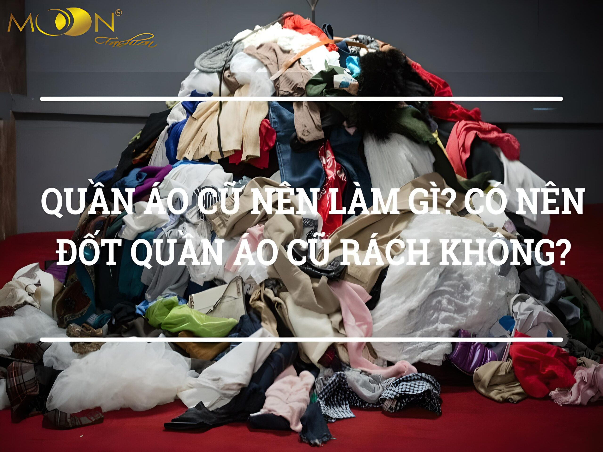 Đống quần áo cũ chất đống, gợi lên câu hỏi về cách xử lý và tác động môi trường