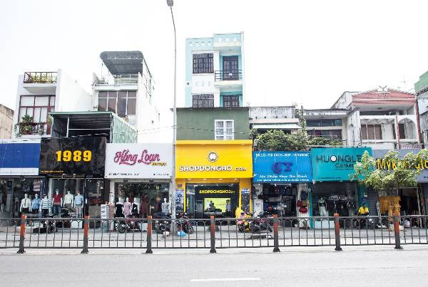 Đường Quang Trung, Gò Vấp với các shop thời trang đa dạng và chợ Hạnh Thông Tây bán quần áo giá tốt