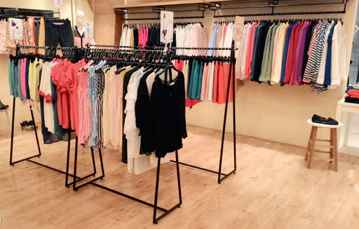 Giá treo quần áo shop giữa nhà hai mặt trưng bày linh hoạt