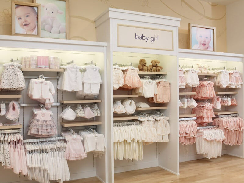 Gợi ý cách trang trí mẫu cửa hàng quần áo trẻ em tối giản, sử dụng kệ gỗ hình học độc đáo