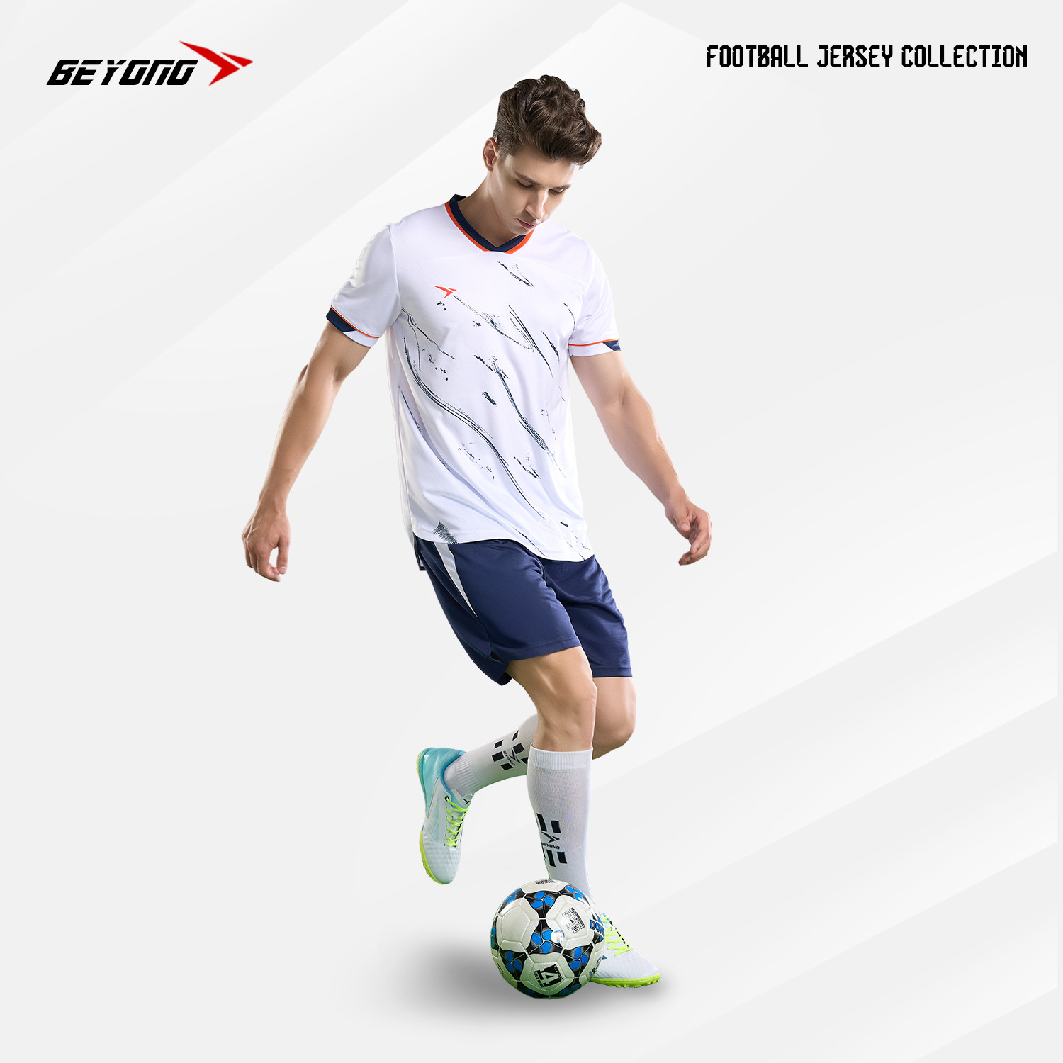 Hai cầu thủ bóng ném giới thiệu họa tiết vân đá cẩm thạch độc đáo trên mẫu áo bóng ném thi đấu Beyono Gain