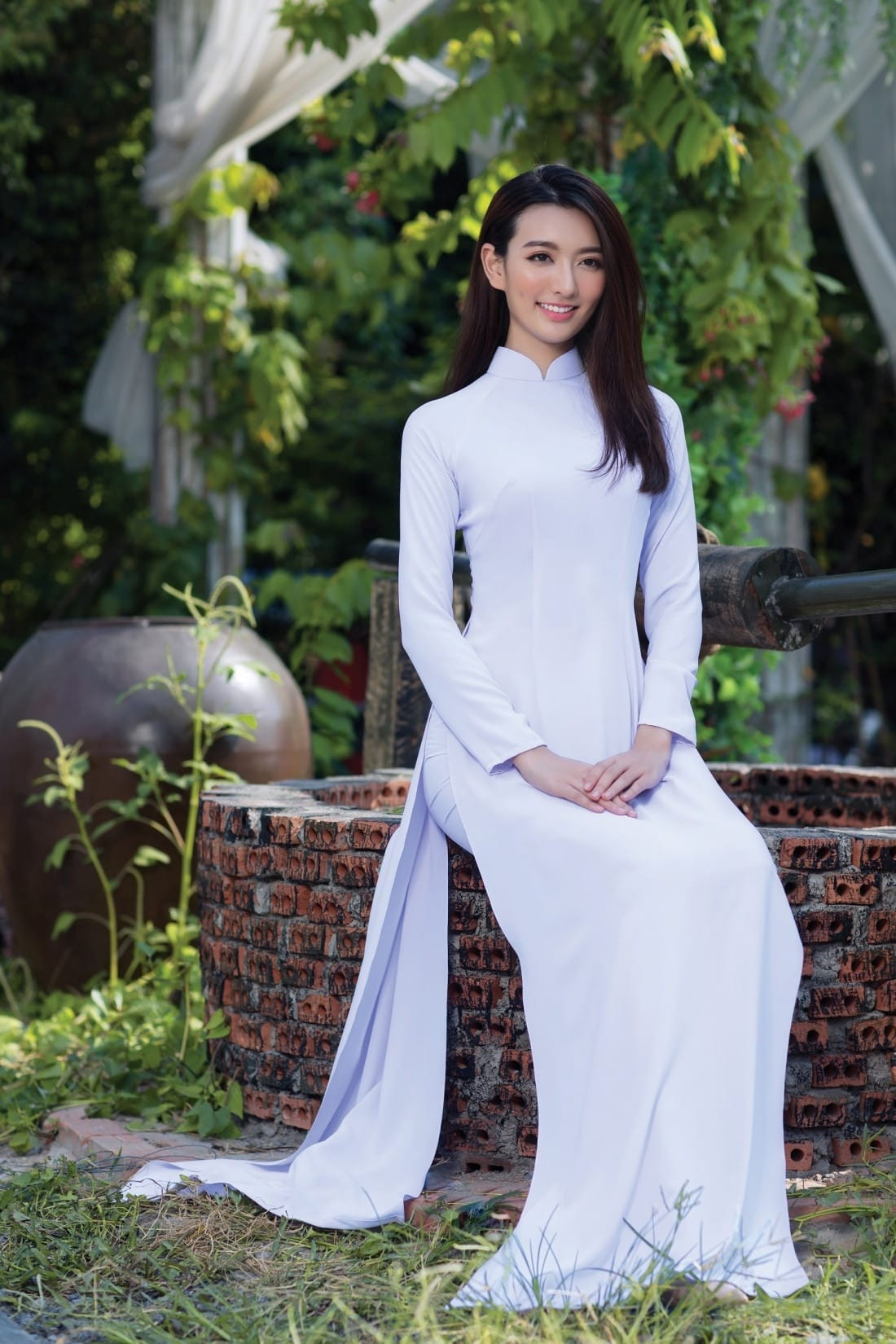 Hàng loạt chiếc áo dài trắng xếp thẳng hàng, thể hiện sự đa dạng trong thiết kế, chất liệu và lựa chọn vị trí khóa kéo áo dài, phù hợp với nhiều phong cách.