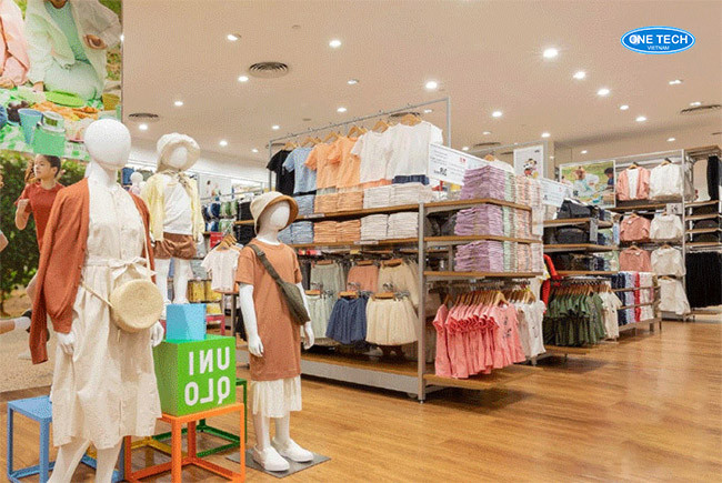 Hệ thống kệ gỗ đa năng cho shop quần áo, kết hợp không gian trưng bày và lưu trữ, tối ưu hóa diện tích sử dụng