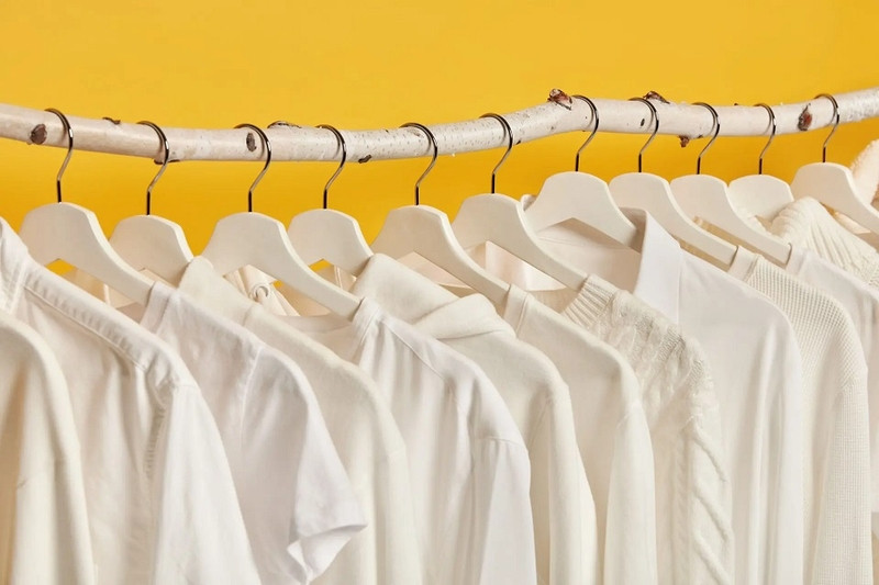 Hình ảnh cận cảnh chiếc áo thun màu xanh lam bị phai màu và bạc màu rõ rệt, minh họa tình trạng quần áo mất đi sắc độ ban đầu sau thời gian sử dụng.