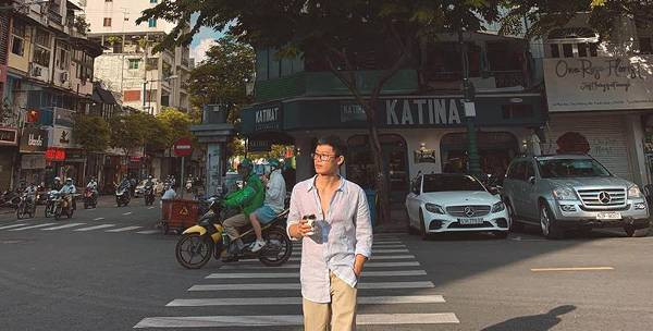 Hình ảnh minh họa các kinh nghiệm mua sắm quần áo hiệu quả và an toàn trên các con đường thời trang Sài Gòn