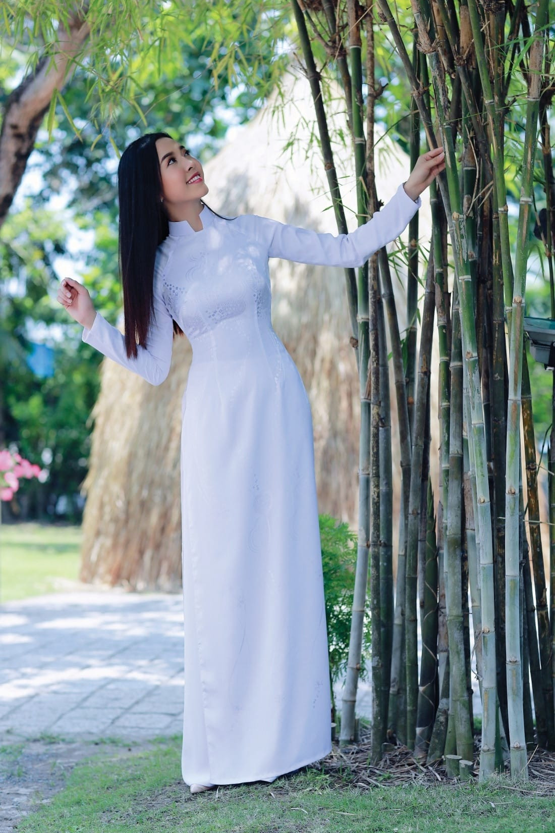 Hình ảnh thiếu nữ trong trang phục áo dài truyền thống, thể hiện phom dáng cân đối và sự thoải mái khi di chuyển.