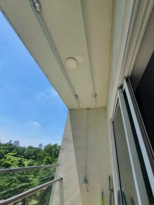 Hình ảnh thực tế lắp đặt giàn phơi Hòa Phát tại ban công chung cư, thể hiện sự gọn gàng và tiện lợi