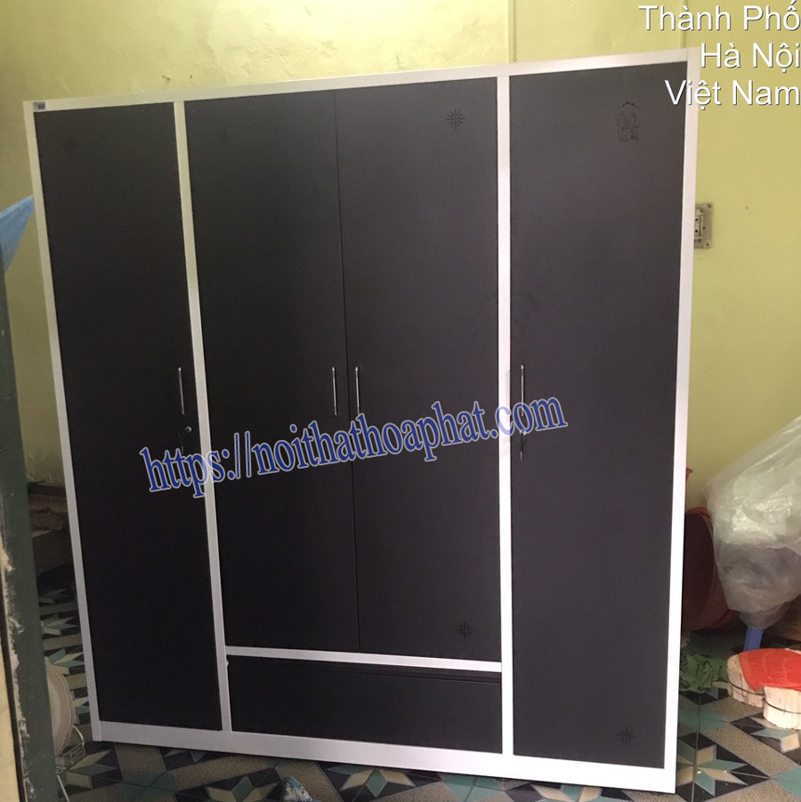 Hình ảnh tủ sắt treo quần áo Hòa Phát mã TU15B3C4 màu ghi xám, thiết kế hiện đại với nhiều ngăn chứa đồ và thanh treo tiện lợi, phù hợp cho mọi không gian.