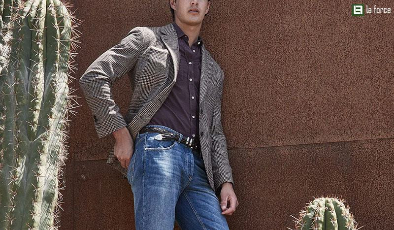 Hoàn thiện phong cách áo vest kết hợp quần jean với đồng hồ, thắt lưng da và cà vạt tinh tế