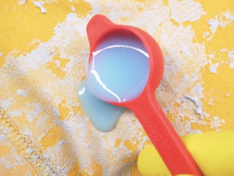 Hướng dẫn dùng nước giặt tẩy slime dính vào quần áo hiệu quả