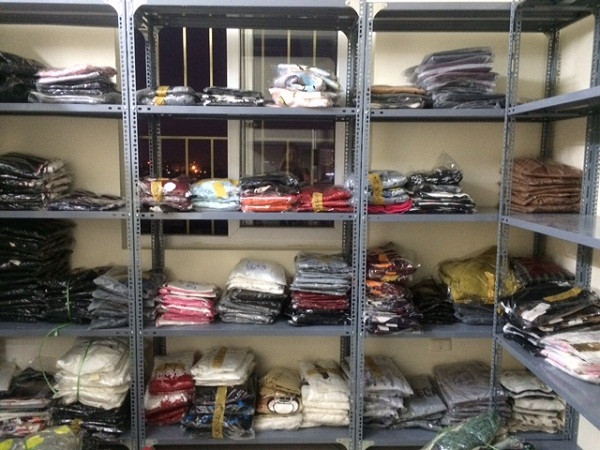 Kệ sắt V lỗ đa năng dùng làm kệ kho thời trang, chứa hàng tồn hiệu quả