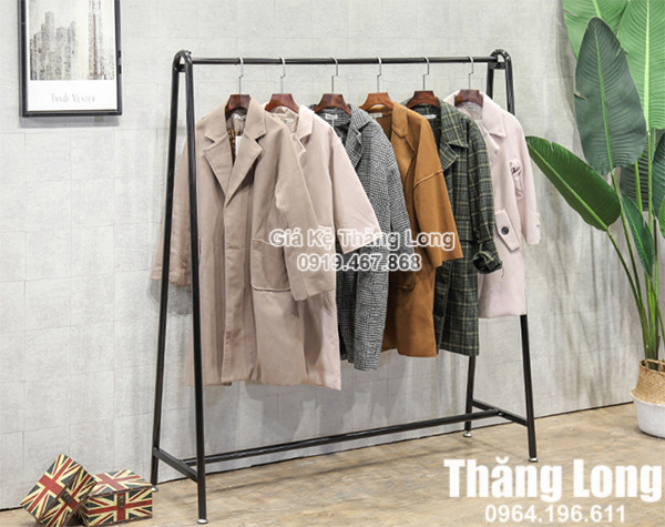 Kệ treo quần áo shop gắn tường kết hợp kệ gỗ trưng bày