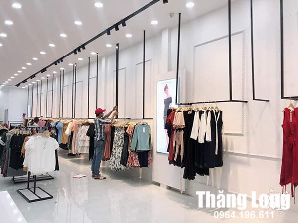 Kệ treo quần áo shop gắn tường tối ưu không gian cửa hàng nhỏ