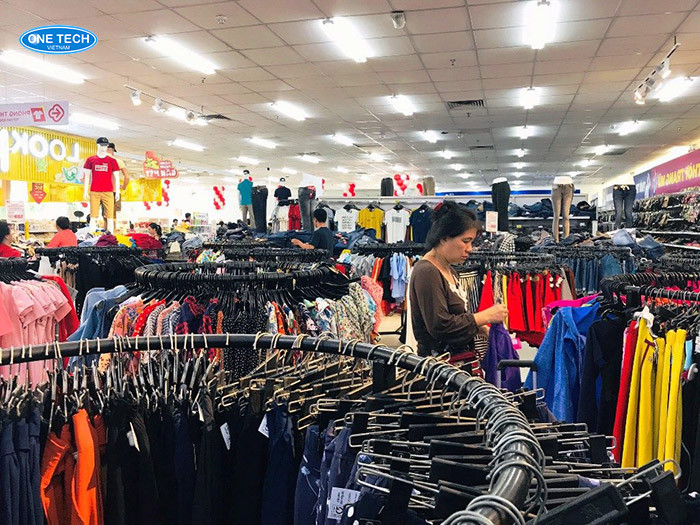 Kệ treo shop quần áo bằng sắt hình tròn, thiết kế độc đáo với móc treo linh hoạt, tạo điểm nhấn thu hút cho cửa hàng