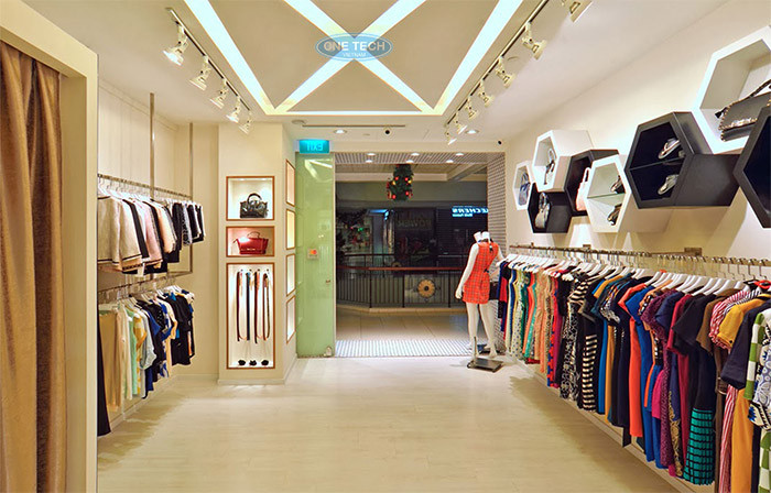 Kệ treo shop quần áo nữ với thiết kế thanh mảnh, tinh tế, phù hợp trưng bày các sản phẩm thời trang nữ tính và sang trọng