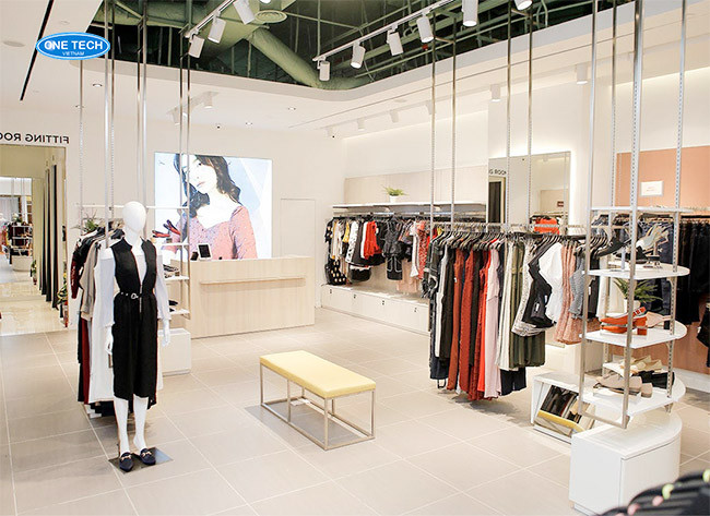 Kệ treo shop quần áo thiết kế hiện đại, màu sắc trung tính, dễ dàng phối hợp với nhiều phong cách nội thất cửa hàng khác nhau
