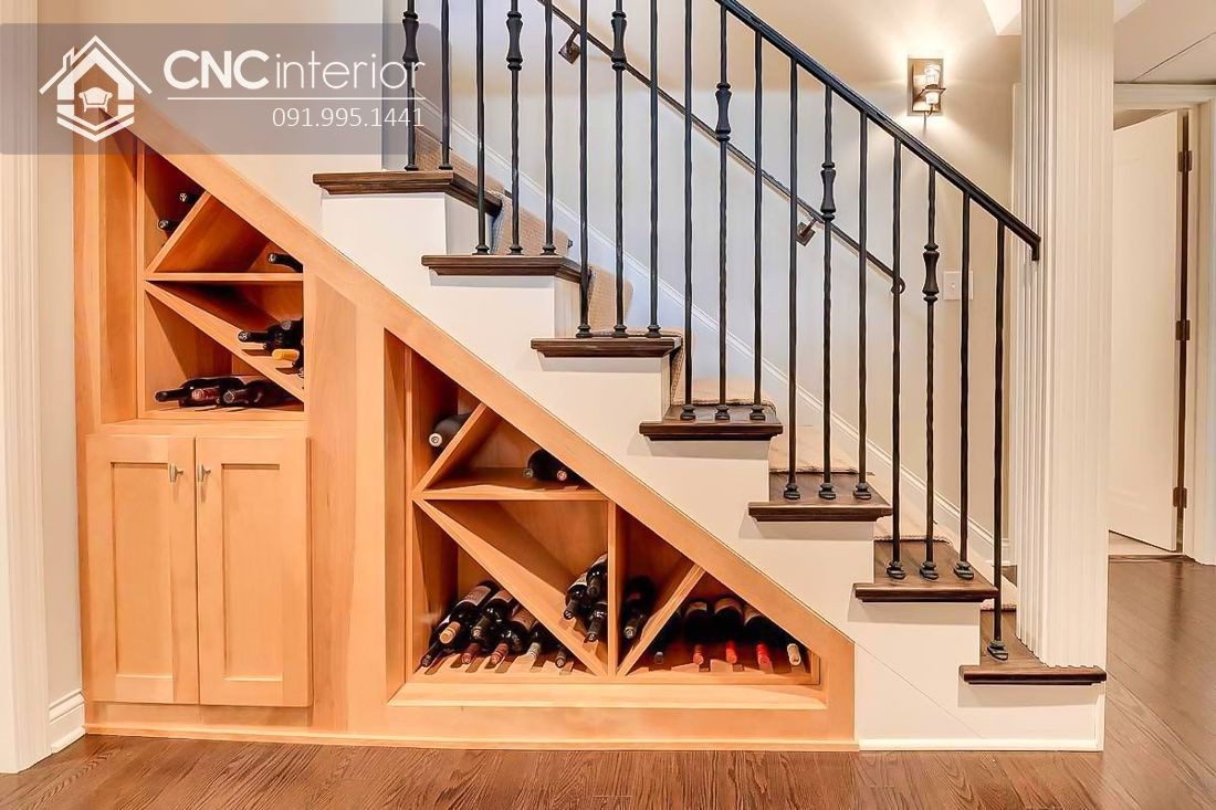 Kệ tủ rượu vang âm gầm cầu thang với thiết kế độc đáo, tạo không gian trưng bày bộ sưu tập rượu sang trọng và tinh tế