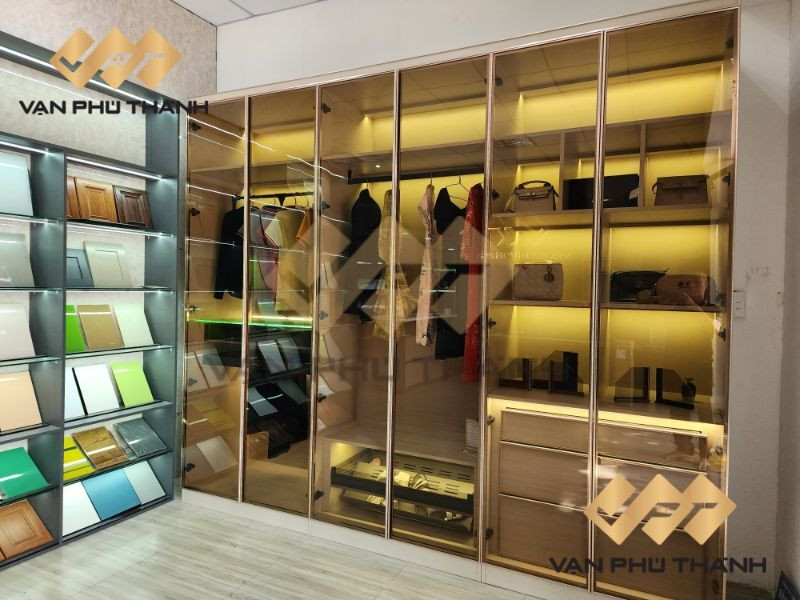 Không gian showroom trưng bày các mẫu tủ quần áo cánh kính đẹp và đa dạng, gợi ý ý tưởng thiết kế nội thất.