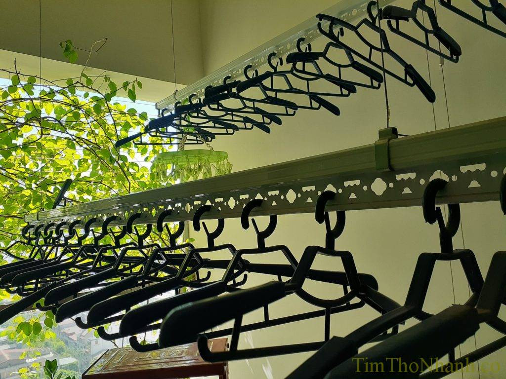 Kỹ thuật viên bôi trơn dây cáp inox mới khi thay dây giàn phơi quần áo, giúp tăng độ bền và chống rỉ sét