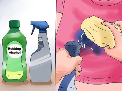 Kỹ thuật viên chuyên nghiệp tại tiệm tẩy quần áo gần đây đang xử lý vết bẩn cứng đầu trên trang phục