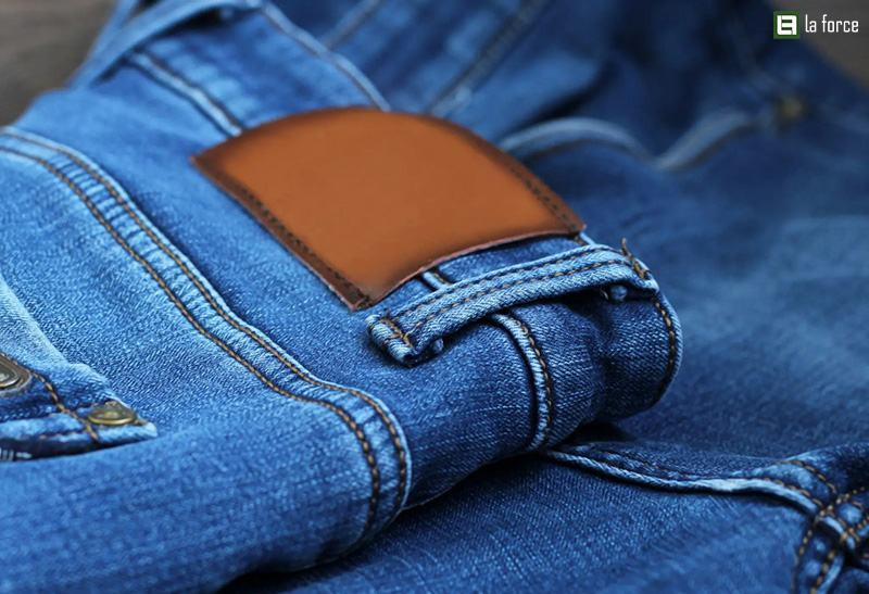 Lựa chọn quần jean nam đơn giản, dáng slim fit màu xanh đậm để kết hợp với áo vest