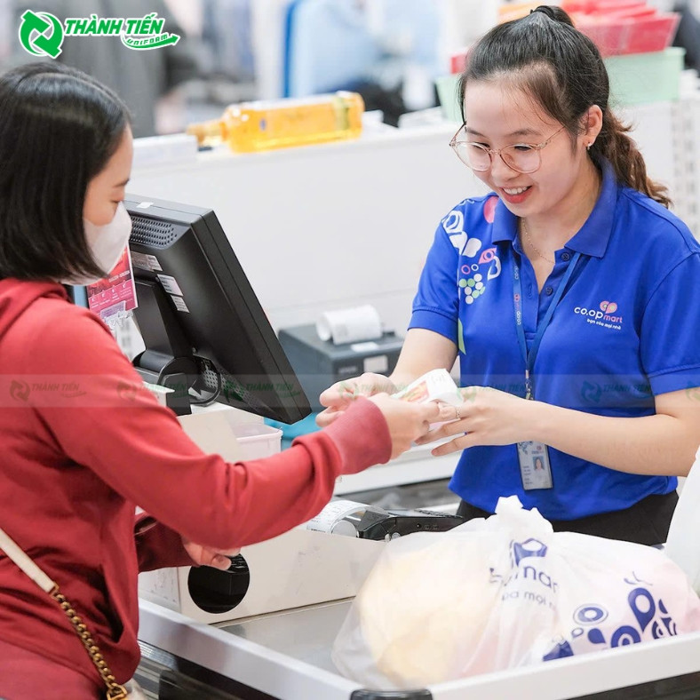 Mẫu áo đồng phục polo của nhân viên bán hàng siêu thị Coopmart, màu xanh lá cây năng động, có logo thương hiệu nổi bật