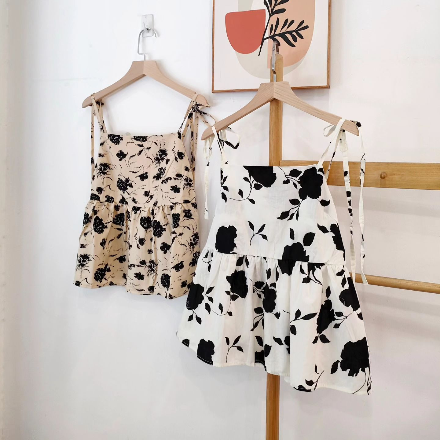 Mẫu áo hai dây hoa xinh xắn, năng động tại Vyan Store