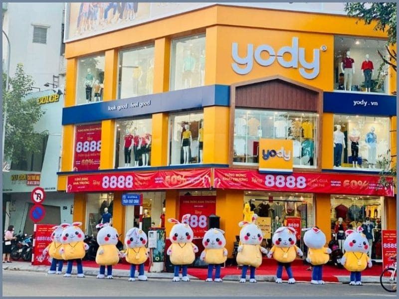 Mẫu áo polo nữ và quần âu phối màu sắc trẻ trung, thanh lịch từ Yody, mang đến vẻ đẹp hiện đại và thoải mái cho quý cô