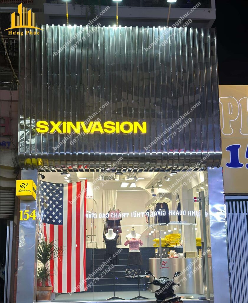 Mẫu biển hiệu shop thời trang nữ với tên shop nổi bật trên nền đen