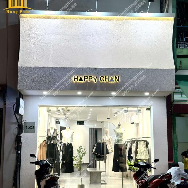 Mẫu biển quảng cáo shop quần áo nữ chữ nổi phong cách tối giản, màu trắng trên nền gỗ