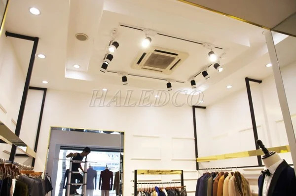 Mẫu đèn trần âm trần LED ánh sáng trắng tạo không gian rộng rãi, hiện đại cho shop quần áo