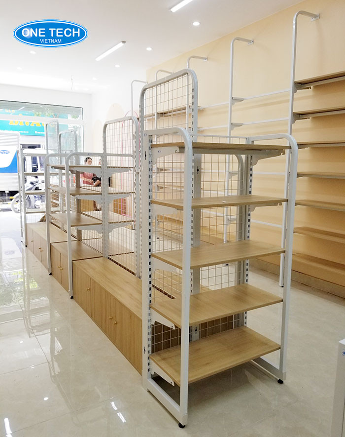 Mẫu kệ treo shop quần áo bằng gỗ công nghiệp kết hợp kệ siêu thị, thiết kế hiện đại, giá thành phải chăng
