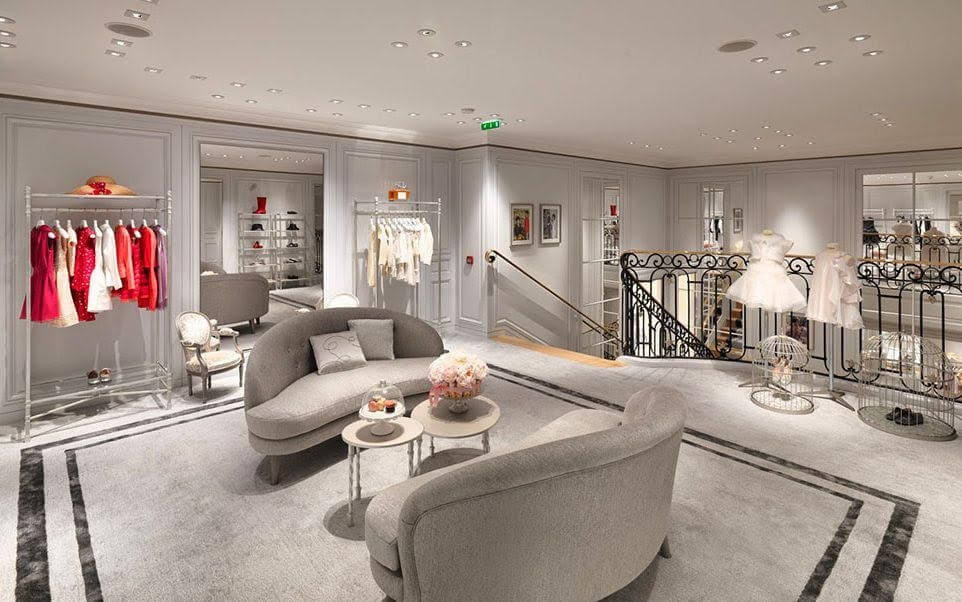 Mẫu shop quần áo trẻ em với cách bố trí khoa học, tường trang trí chữ cái và số học sinh động