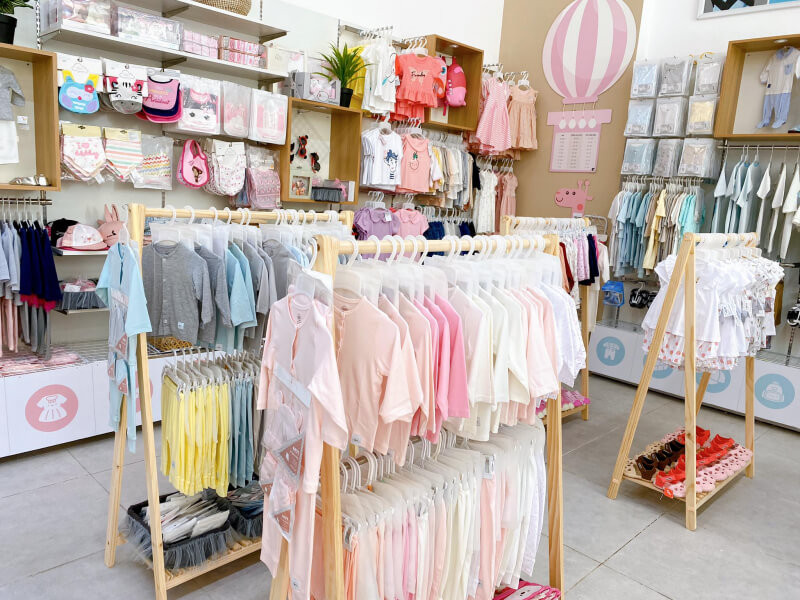 Mẫu thiết kế shop quần áo trẻ em phong cách tự nhiên, gần gũi với nội thất mây tre và cây xanh