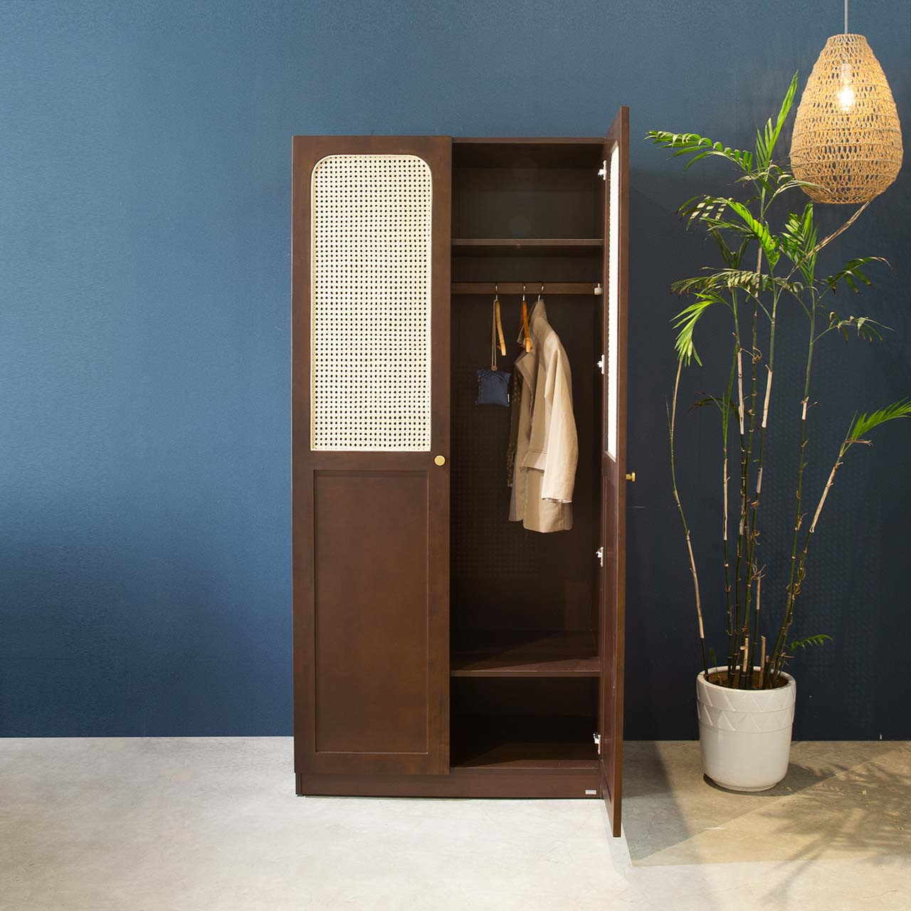 Mẫu tủ quần áo 2 cánh gỗ FIJI của MOHO, có thiết kế tinh tế với kích thước cánh cửa tủ quần áo tiêu chuẩn, dễ dàng tích hợp vào mọi không gian.