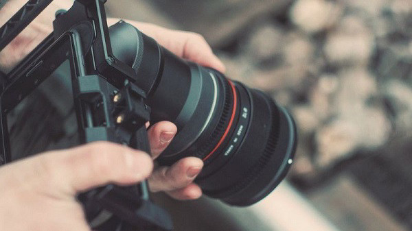 Máy ảnh kỹ thuật số chuyên nghiệp để chụp hình quần áo, đảm bảo chất lượng sắc nét.