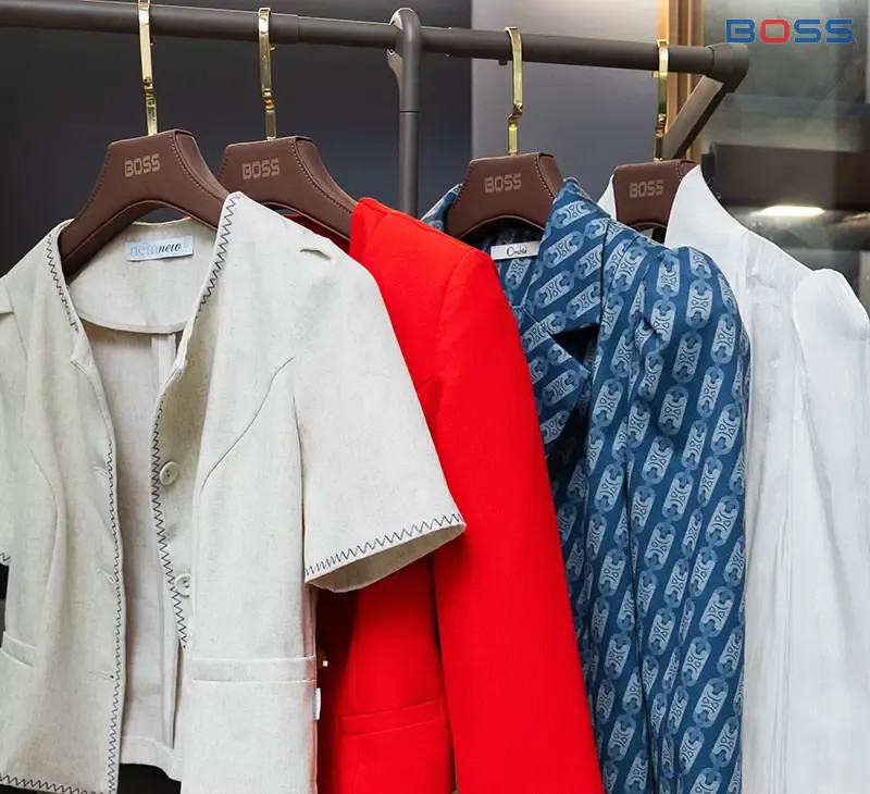 Móc treo quần áo di động tích hợp trong tủ đồ, mang lại sự gọn gàng và tiện lợi, là phụ kiện tủ quần áo không thể thiếu.