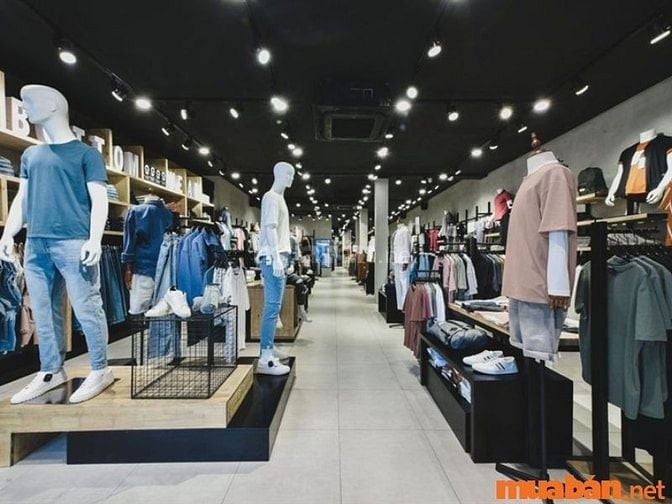 Mức lương cụ thể của nhân viên bán shop quần áo phụ thuộc lớn vào chính sách và quy mô của từng cửa hàng thời trang