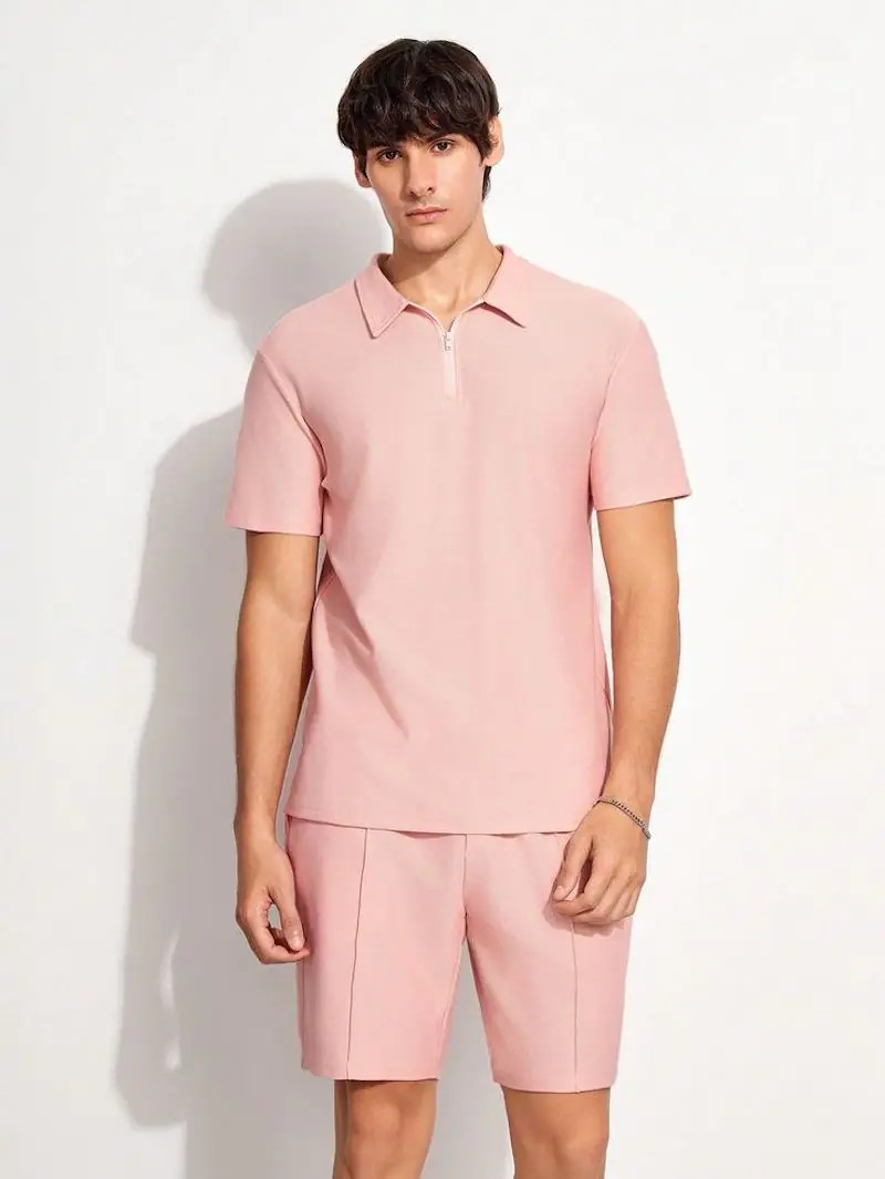 Nam giới phối áo sơ mi hồng với quần tây màu xám, minh họa cho nguyên tắc chọn màu sắc phù hợp trong thời trang.