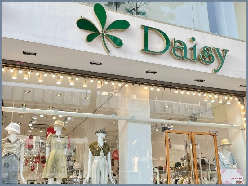 Người mẫu duyên dáng trong bộ trang phục kết hợp váy midi và áo kiểu tại Daisy, thể hiện sự thanh lịch và sang trọng cho phái đẹp