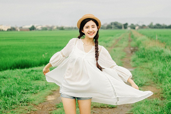 Người mẫu mặc trang phục cá tính, tạo dáng trong không gian ngoại cảnh, thể hiện sự đa dạng của background chụp hình quần áo đẹp.