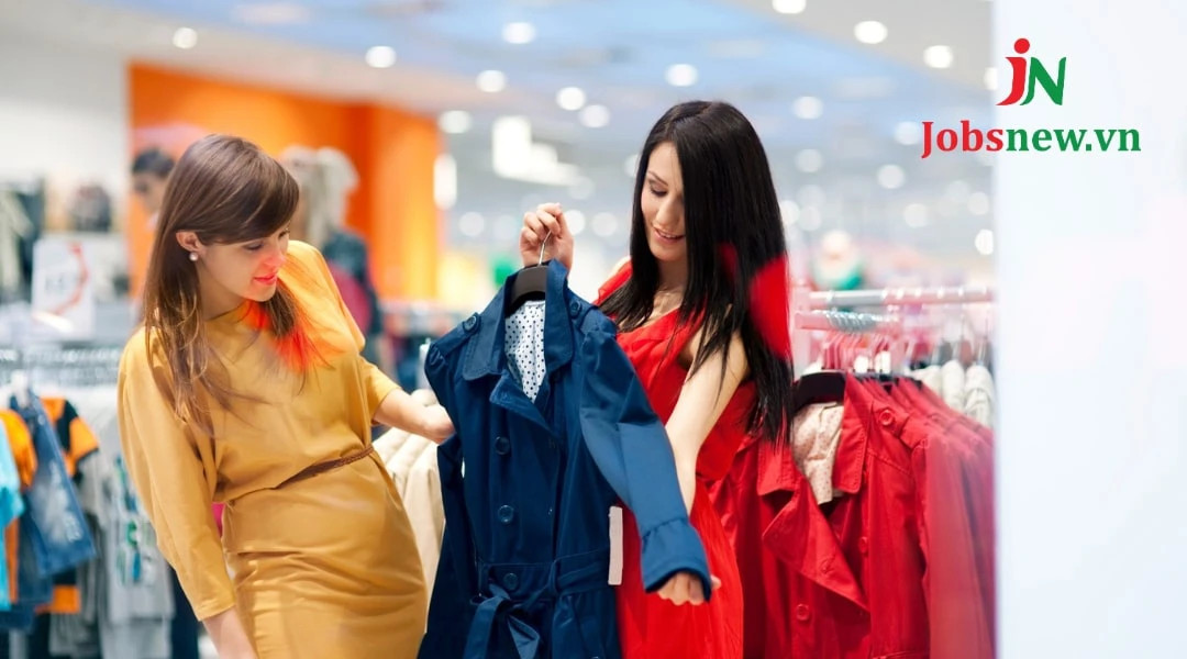 Nhóm nhân viên bán hàng quần áo chuyên nghiệp tư vấn khách hàng trong cửa hàng thời trang hiện đại.