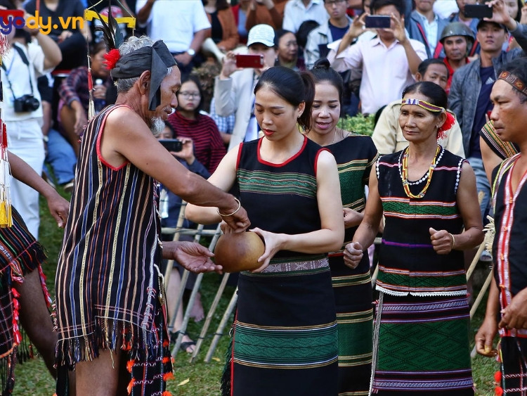 Những người M'Nông trong trang phục truyền thống, thể hiện bản sắc văn hóa độc đáo