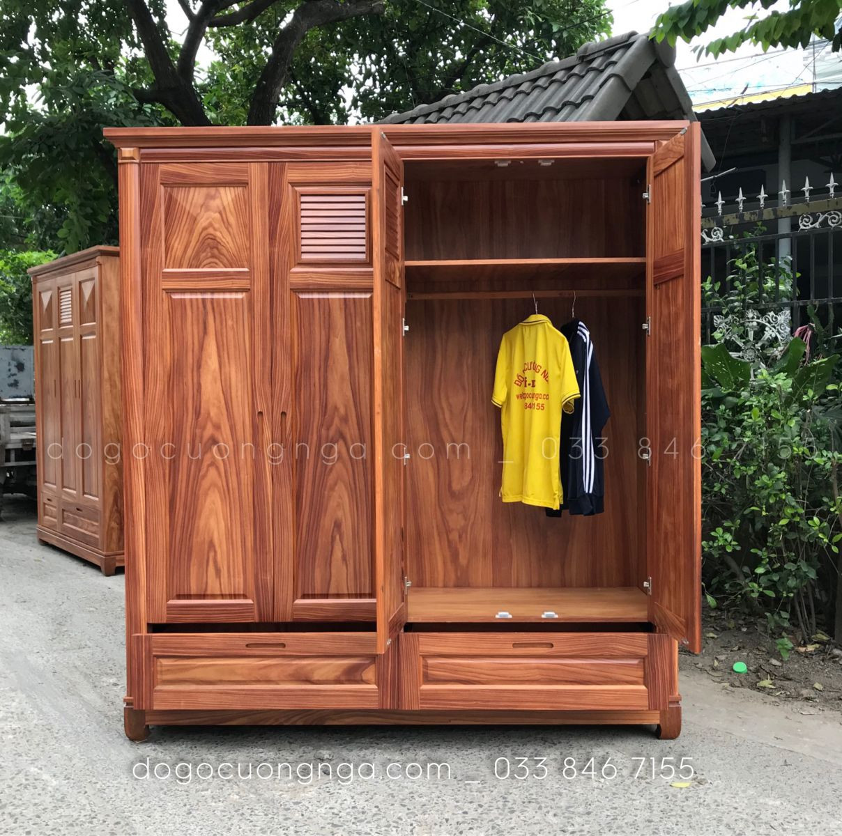 Nội thất bên trong tủ áo gỗ cẩm 4 cánh 2 buồng, không gian lưu trữ rộng rãi, tiện nghi