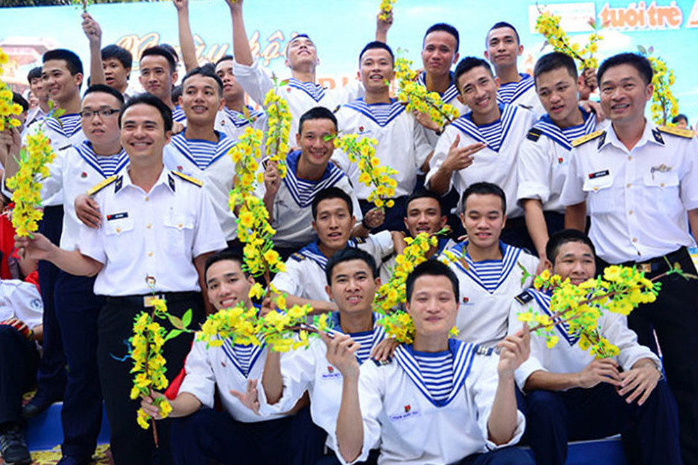 Nụ cười rạng rỡ của chiến sĩ hải quân khi khoác lên mình bộ quân phục hải quân đầy ý nghĩa